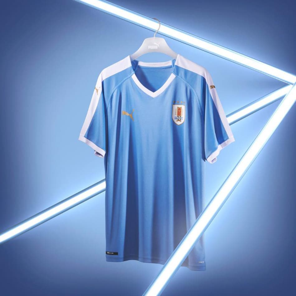 Com inspiração em modelo de 1987, Uruguai lança camisas para a Copa América