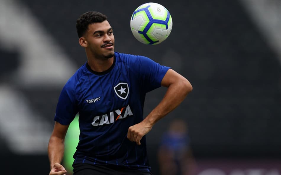 Joia do Botafogo, Glauber conta sobre experiência na Seleção, Casemiro 'conselheiro' e cita quem o inspira