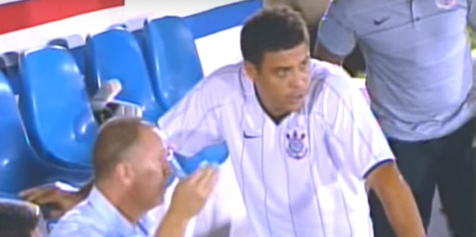 Nova camisa 1 do Corinthians deverá ser inspirada em modelo da estreia de Ronaldo