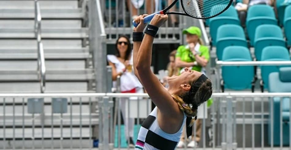 Azarenka luta e sobrevive à Cibulkova na estreia em Miami