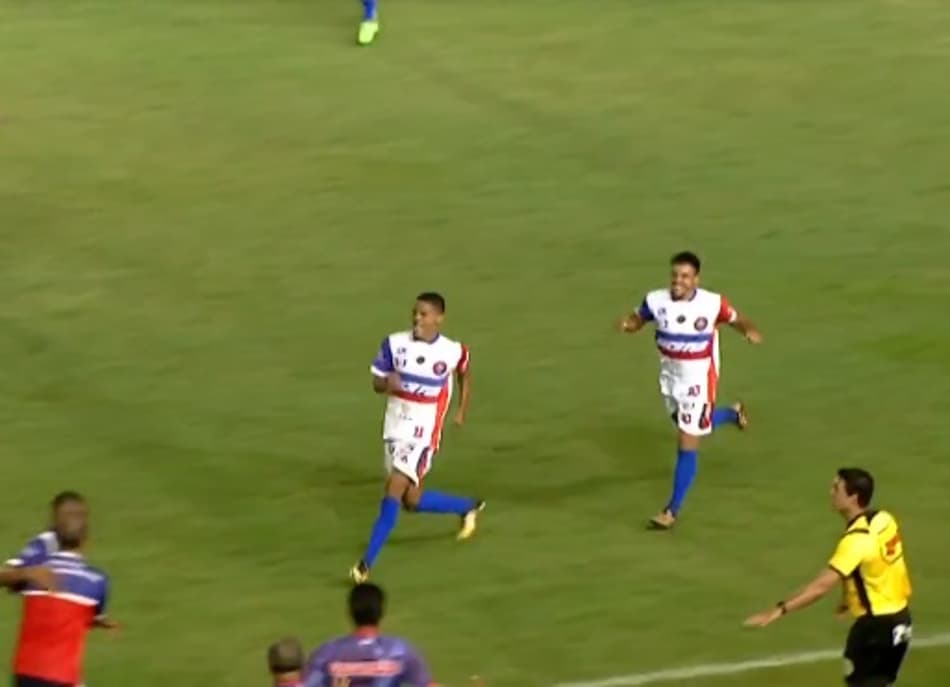 Cascavel CR, com gol bem esquisito, supera o Coritiba no Olímpico Regional