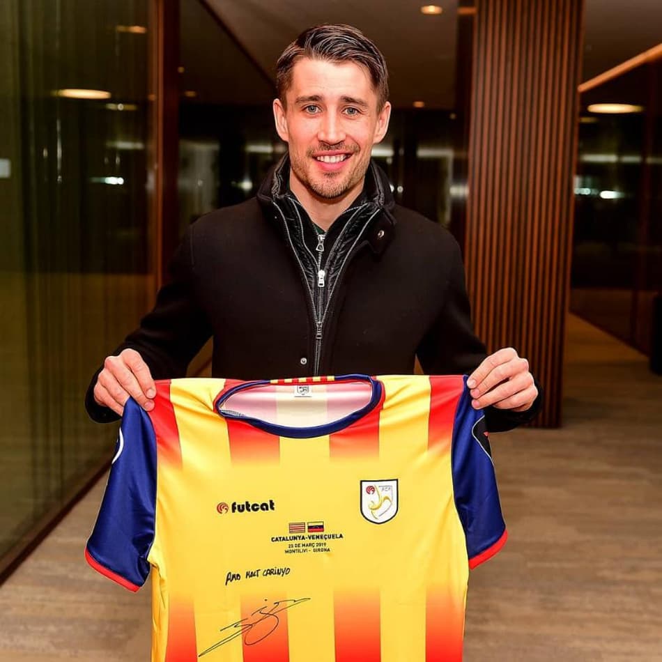 Time de Xavi e Piqué: Seleção da Catalunha apresenta uniforme titular para o ano