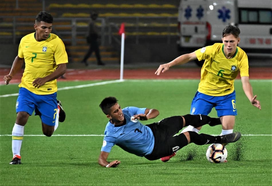 Brasil abre vantagem, mas cede empate ao Uruguai no fim do jogo