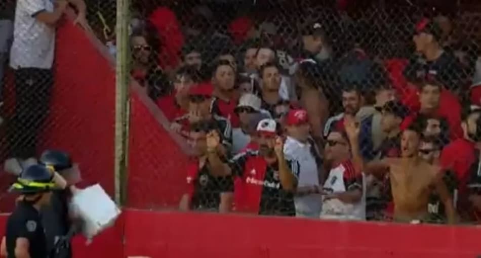 Torcida do Newell's tenta invadir o gramado e entra em conflito com a polícia