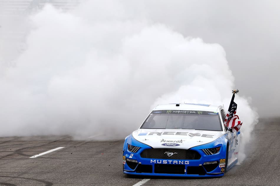 Cup Series: Brad Keselowski segura Chase Elliott e vence a corrida em Martinsville