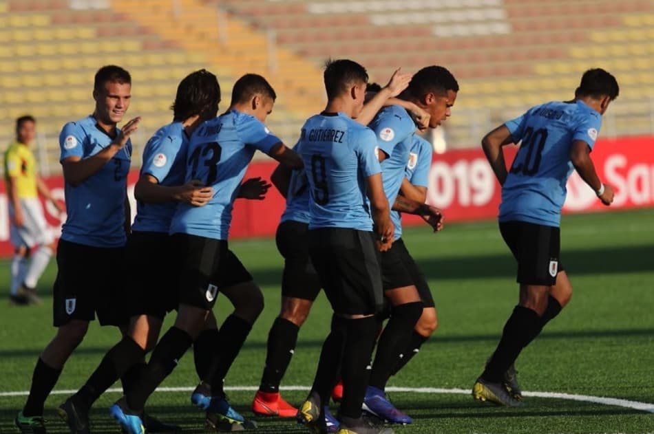 Uruguai ganha de virada da Colômbia e abre vantagem no Grupo B