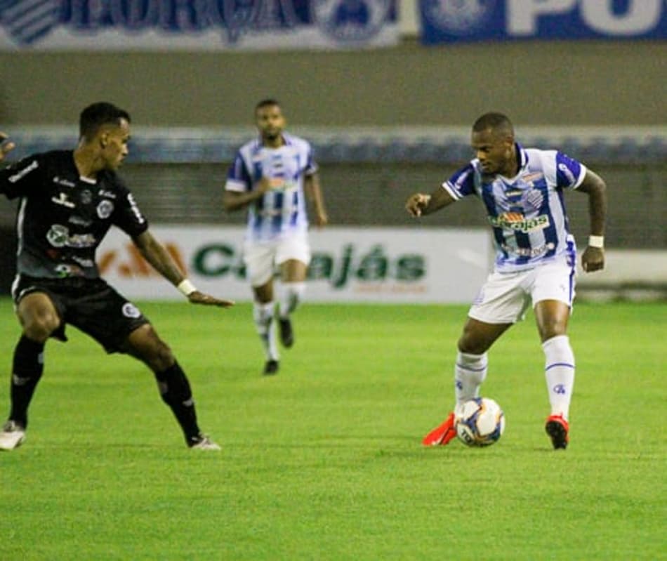 Manga em ação com a camisa do CSA, contra o Sergipe