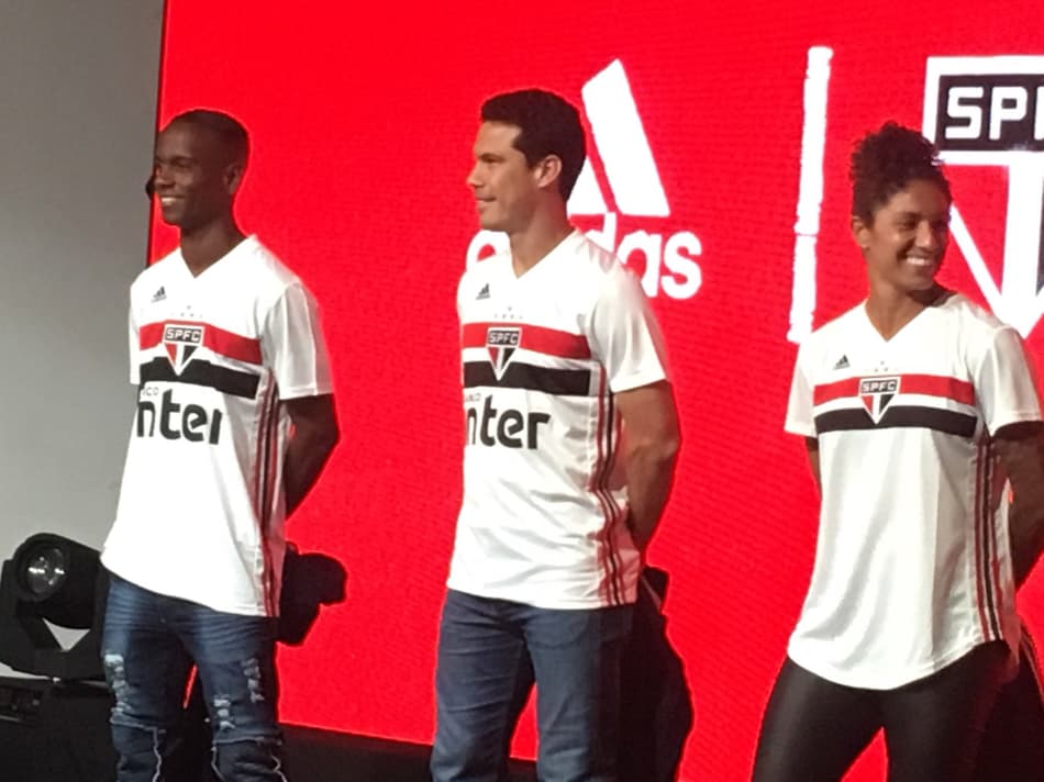 Hernanes, Helinho e Cristiane exibem nova camisa do São Paulo