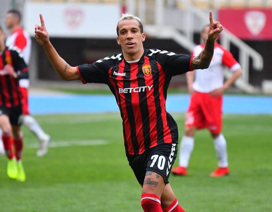 Brasileiro marca em vitória do Vardar no dérbi da rodada do Campeonato da Macedônia