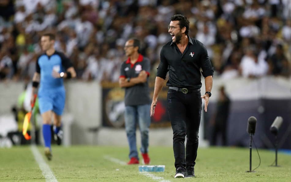 Entre virtudes e problemas, o Vasco avança, mas precisa se aprimorar