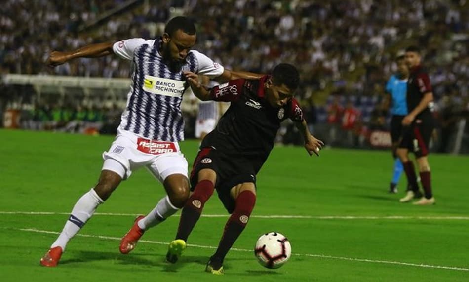 De olho na Libertadores, Alianza Lima decepciona no Peruano