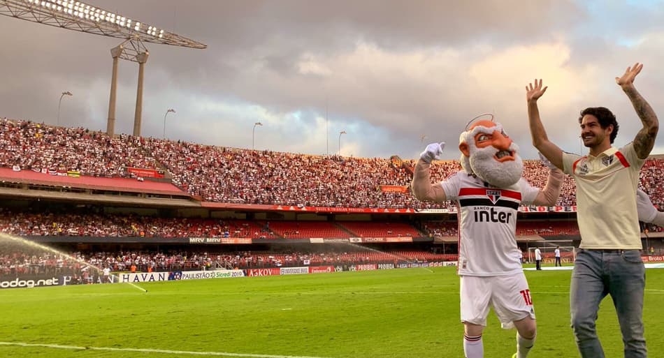 Pato vai ao Morumbi com o elenco e acena para a torcida do gramado