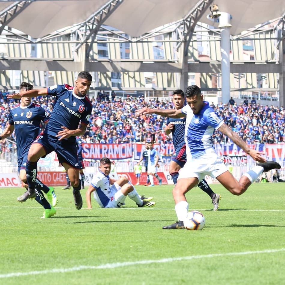 Universidad de Chile entra na zona de rebaixamento e Católica tropeça no Chileno