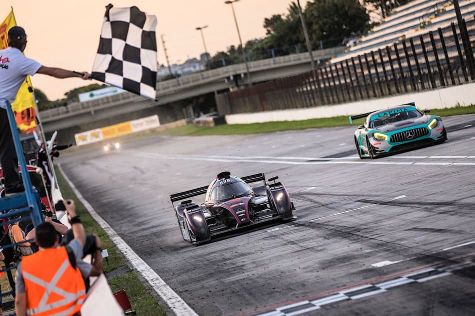 Vitória nas 4 Horas de Curitiba do AJR #88 de Tarso Marques, Carlos Kray e Vicente Orige