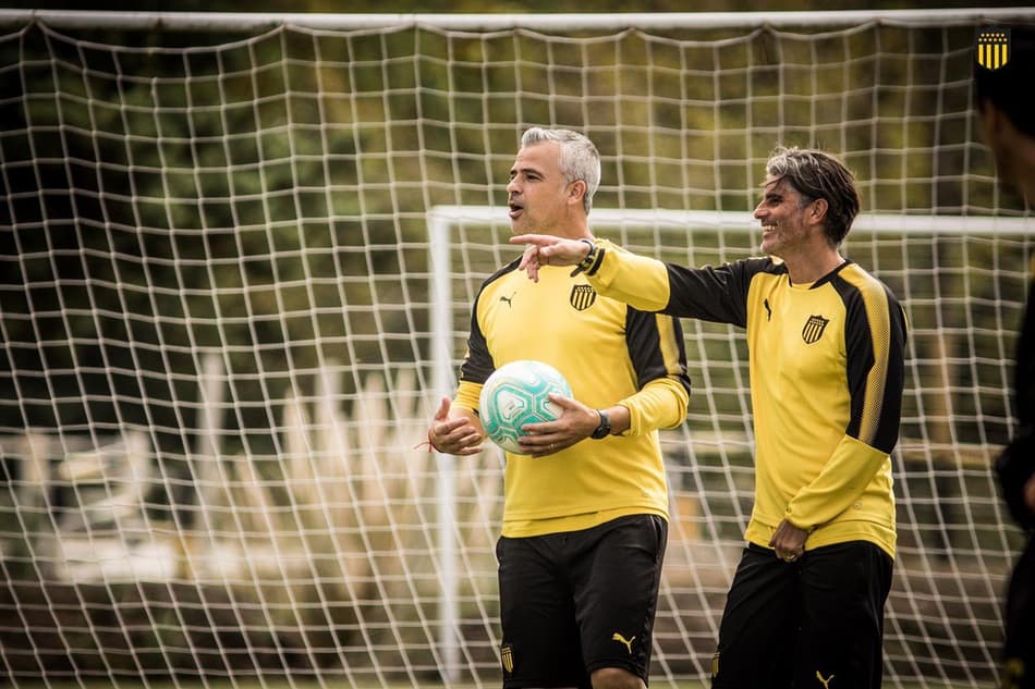 Técnico do Peñarol fala sobre desfalques e analisa o Flamengo