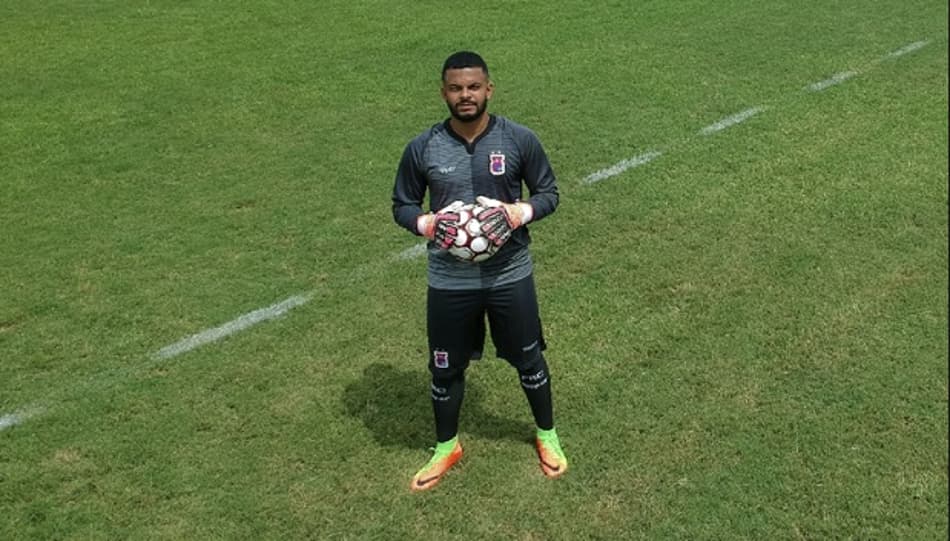 Fora do estadual, goleiro do Paraná promete recuperação na Série B