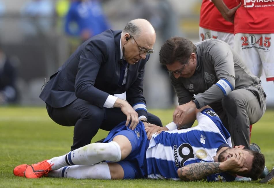 Porto revela bursite em Alex Telles, substituído após cobrar pênalti