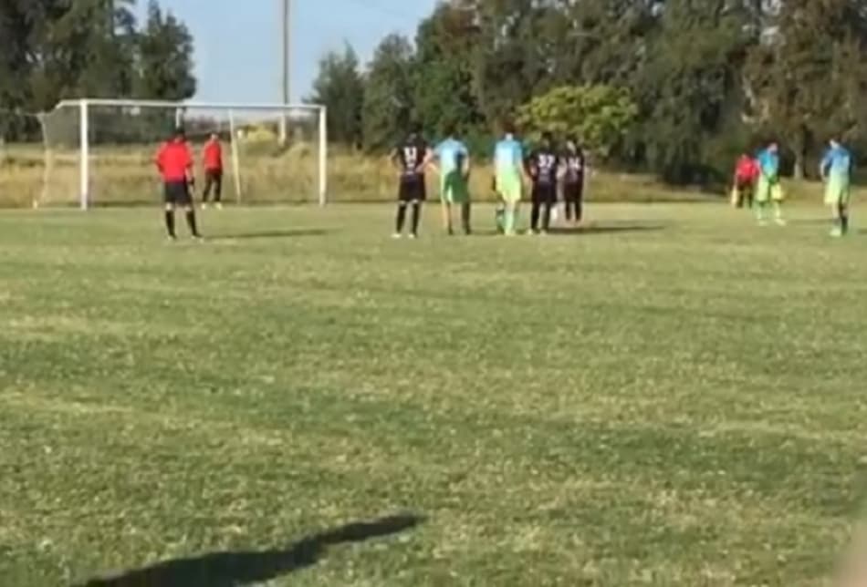 No Uruguai, time tenta imitar pênalti “a lá Cruyff” de Messi e Suárez, mas…