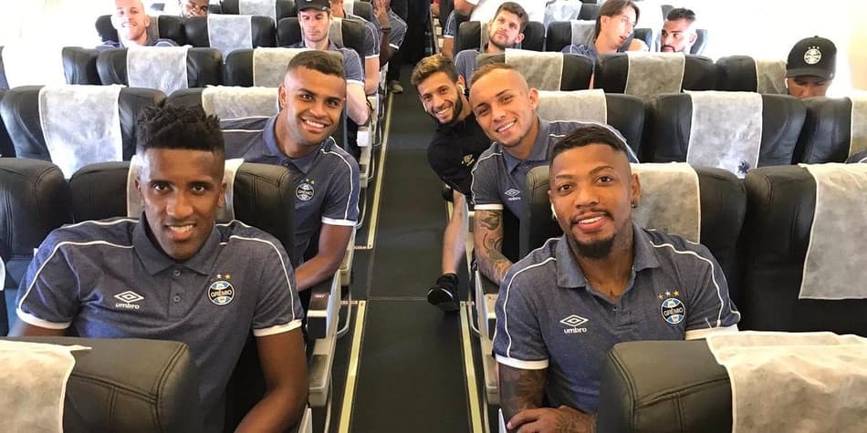Elenco do Grêmio viajando para o Chile