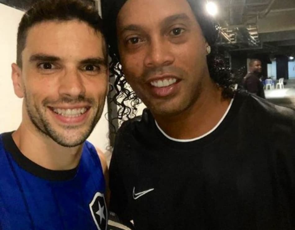Jogadores do Botafogo tietam Ronaldinho após treino da equipe