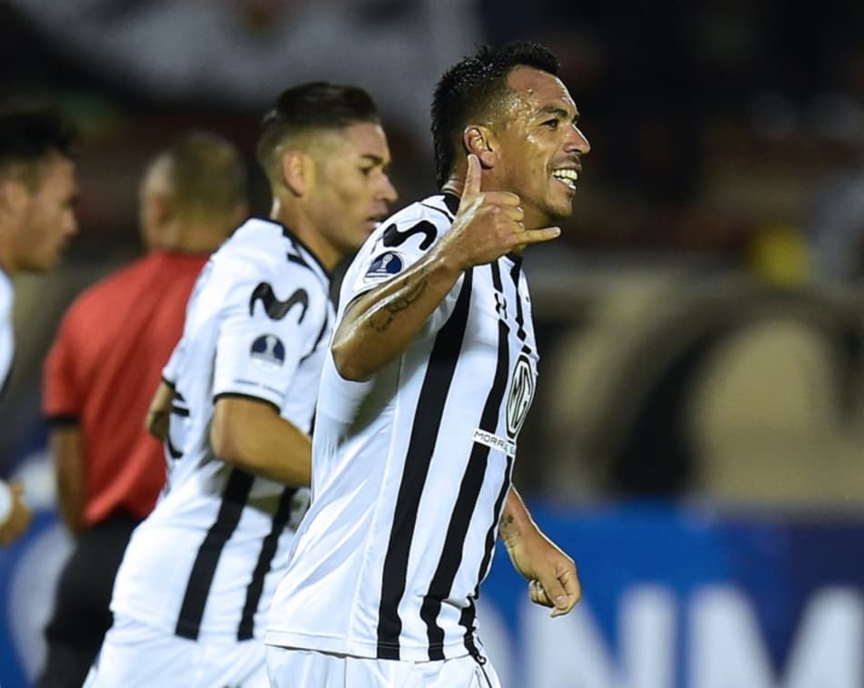 Colo-Colo, na base da experiência, bate a Católica no Equador