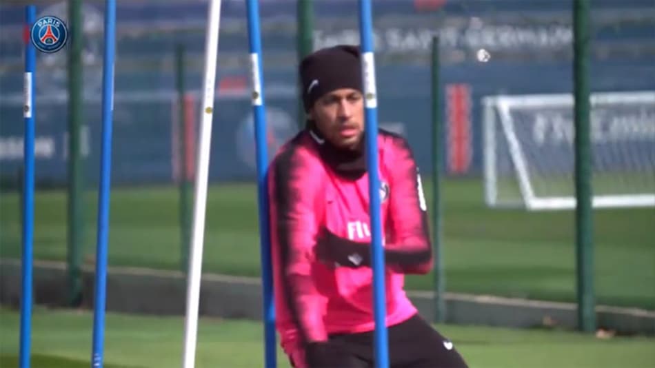 VÍDEO: Neymar volta a treinar no PSG após mais de dois meses fora