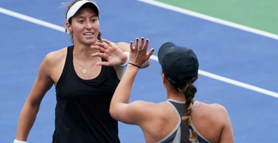 Stefani brilha e vai à semi nas duplas em Tashkent