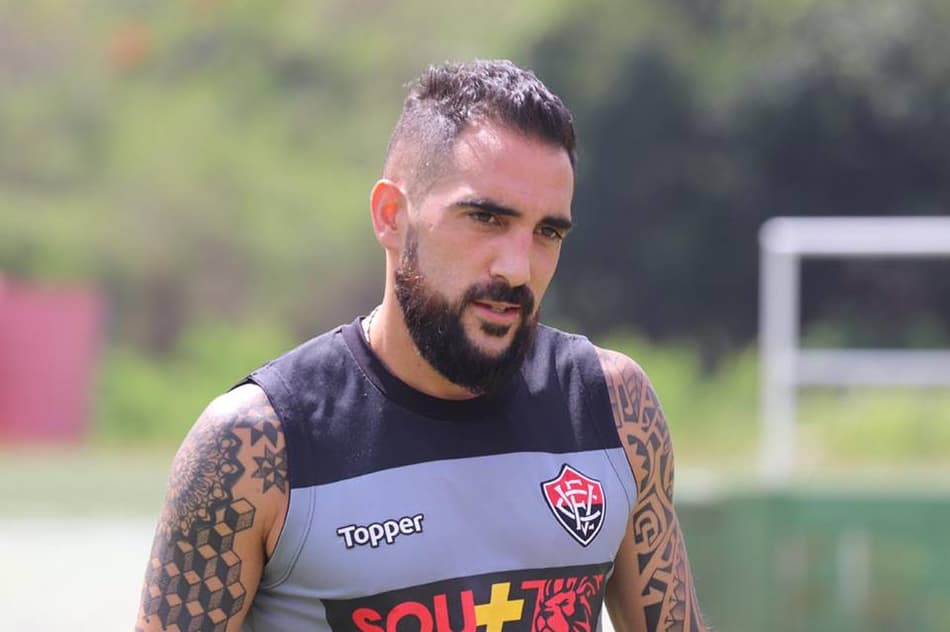 Vitória comunica que não fechará com Escudero e atleta faz longa postagem de desabafo