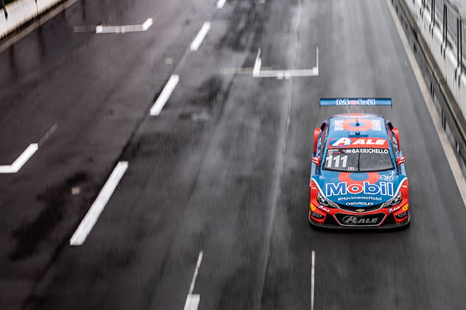 Full Time larga na 2ª fila com Barrichello e Piquet e na 3ª fila com o estreante Di Mauro