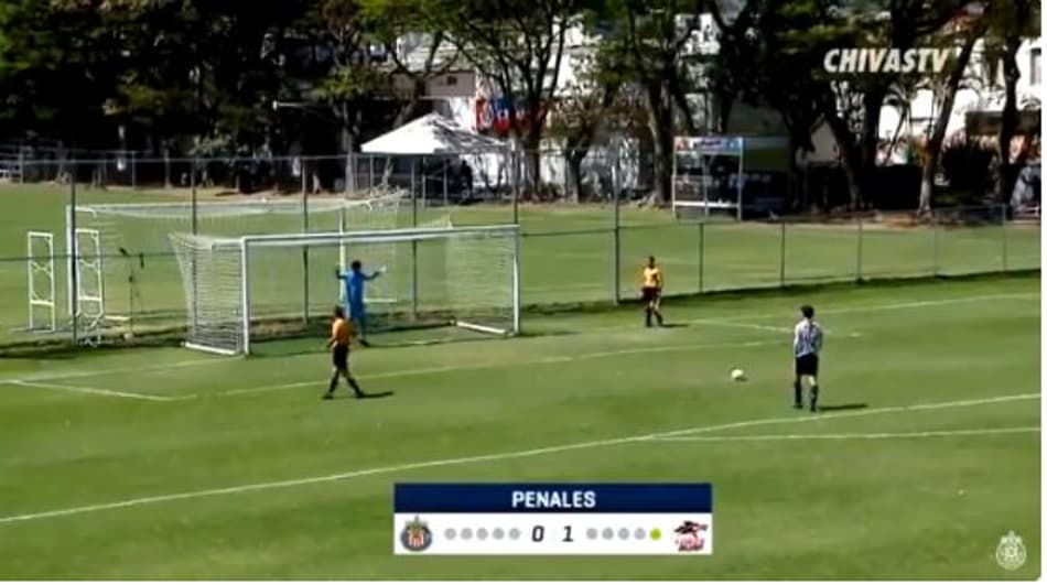 No estilo “Super Campeões”, jogador do Chivas Guadalajara marca incrível gol de pênalti; Veja