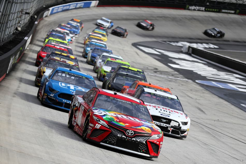 NASCAR: Kyle Busch supera incidente no início e vence sua 3ª da temporada no BMS