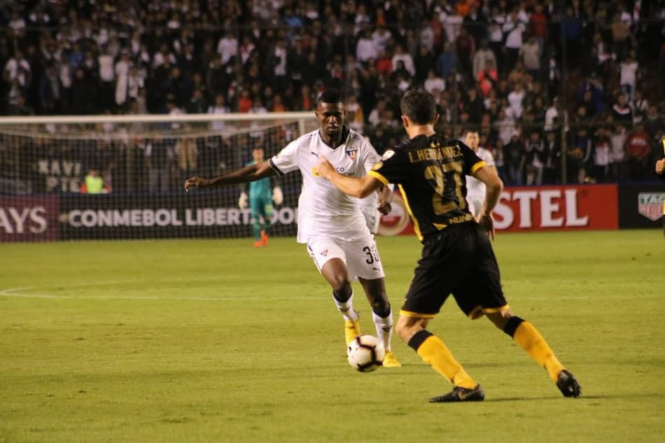 Peñarol, por liderança do grupo, joga contra a LDU em Montevidéu
