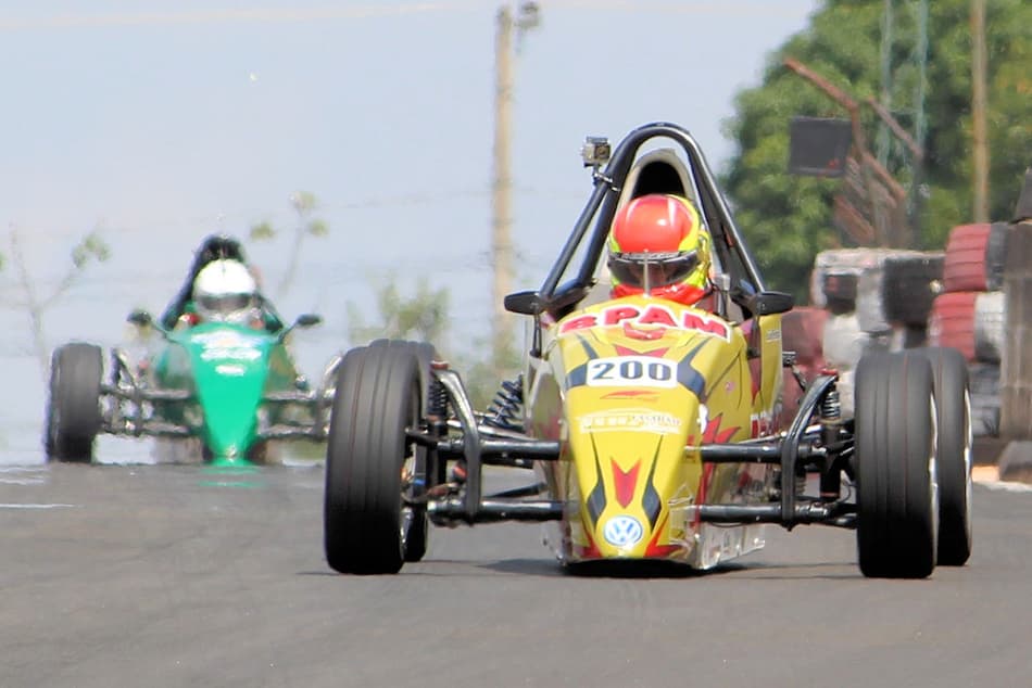 Garoto de 14 anos dá show, vence as duas provas e lidera a Copa ECPA de Fórmula Vee