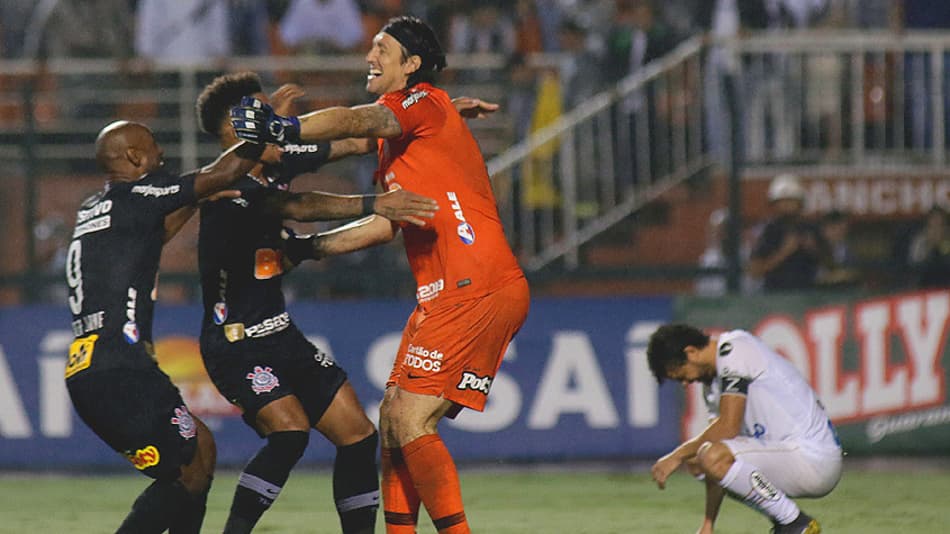 Cássio teve mais uma noite heroica pelo Corinthians. O goleiro teve atuação de altíssimo nível contra o Santos, evitando que o rival fizesse o placar que necessitava, e provocou a disputa por pênaltis. Graças a ele, a equipe está na decisão (notas por Sérgio Santana) 
