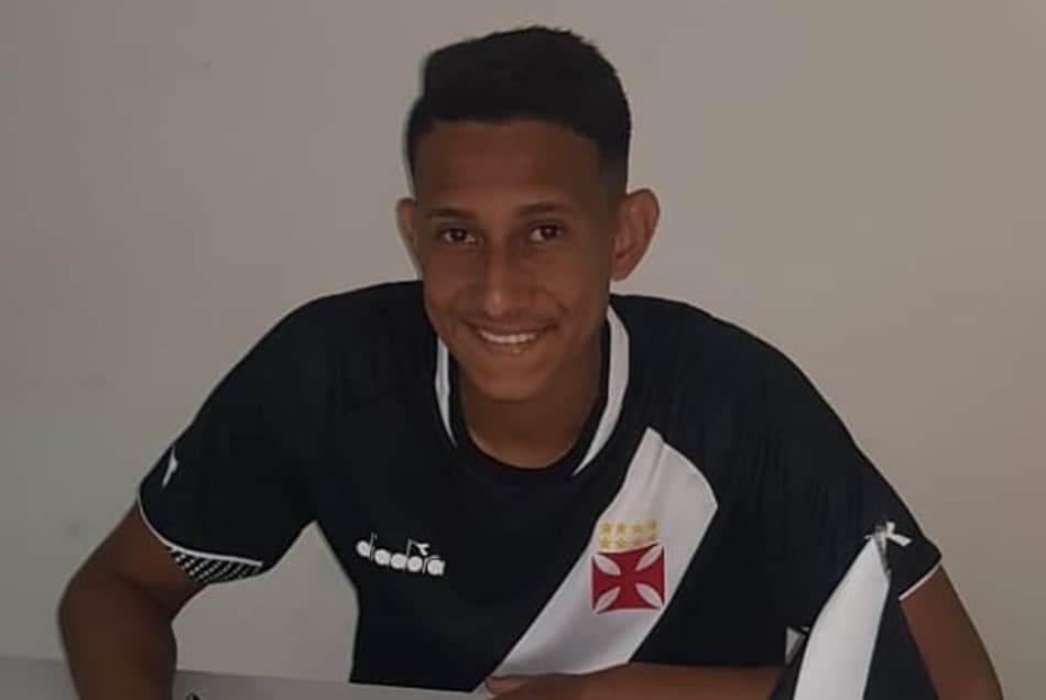 Blog do Garone: Vasco dispensa atacante e prorroga contrato de lateral do sub-20