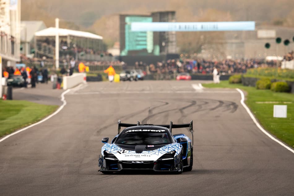 McLaren Senna GTR determina o ritmo com estreia mundial no circuito de Goodwood