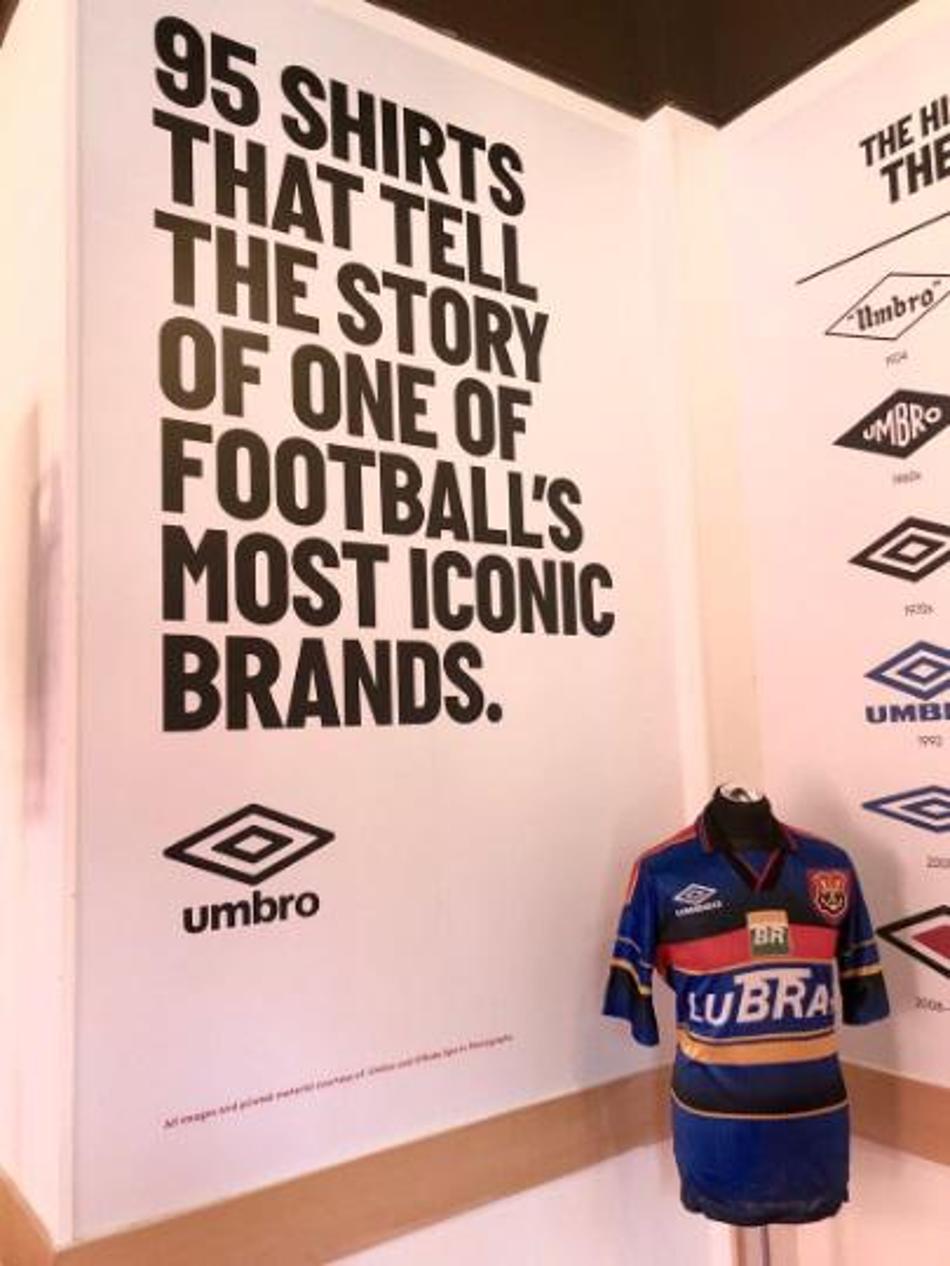 Camisa do Flamengo é colocada em destaque em exposição na Inglaterra