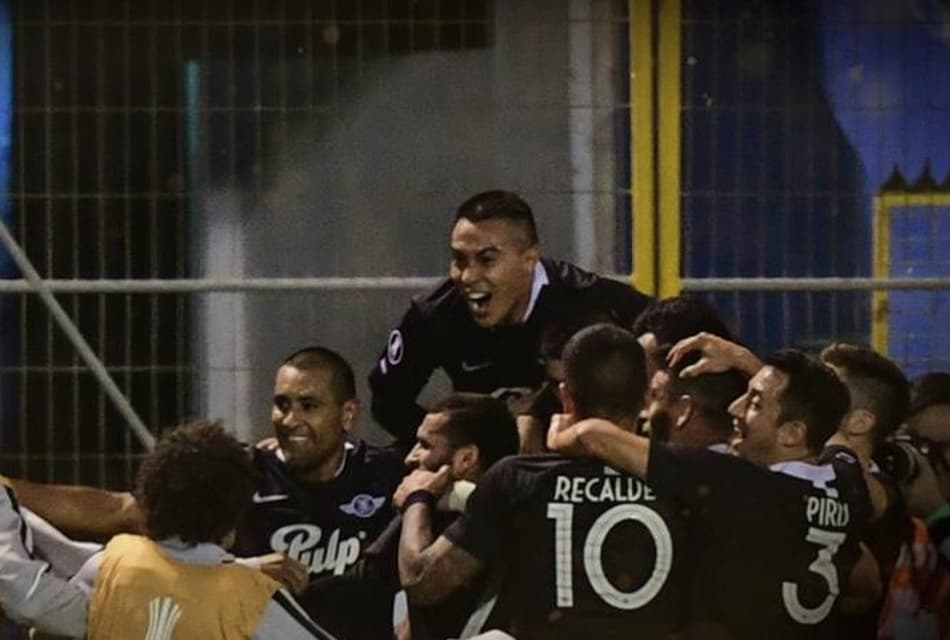 De virada, Libertad vence Católica no Chile e carimba vaga