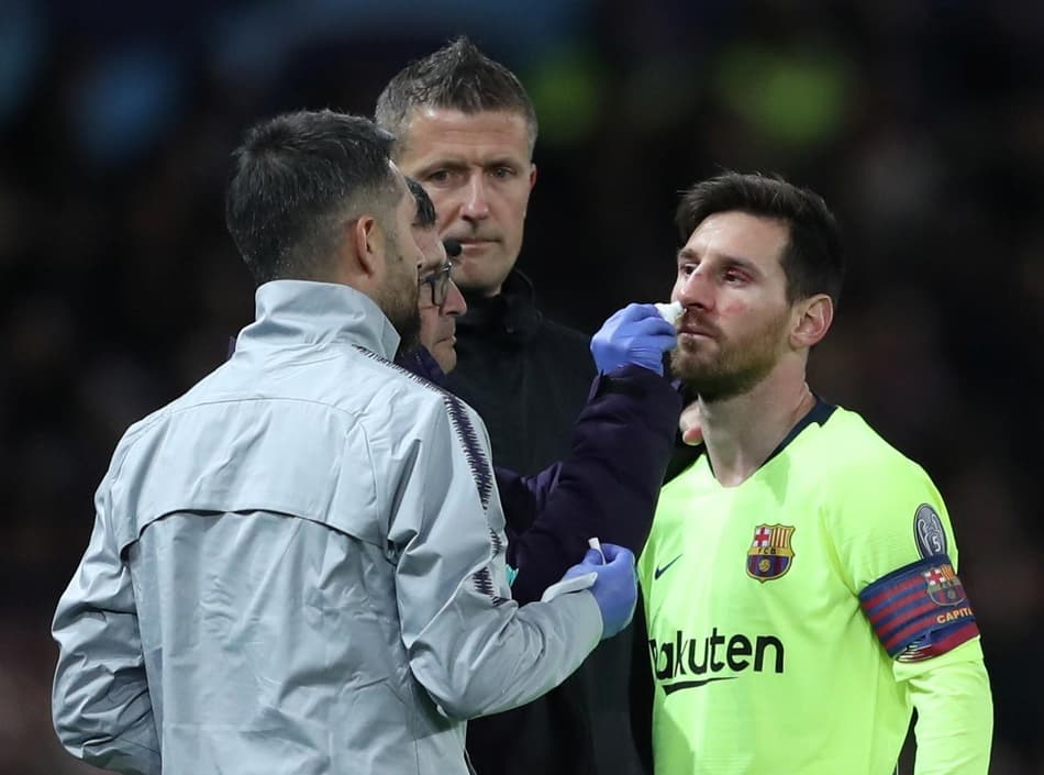 Após exames, Barcelona não detecta lesão em rosto de Messi