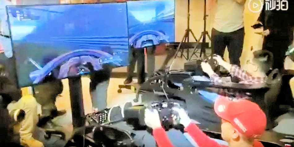 VÍDEO: Sebastian Vettel bate repetidas vezes no simulador em Xangai