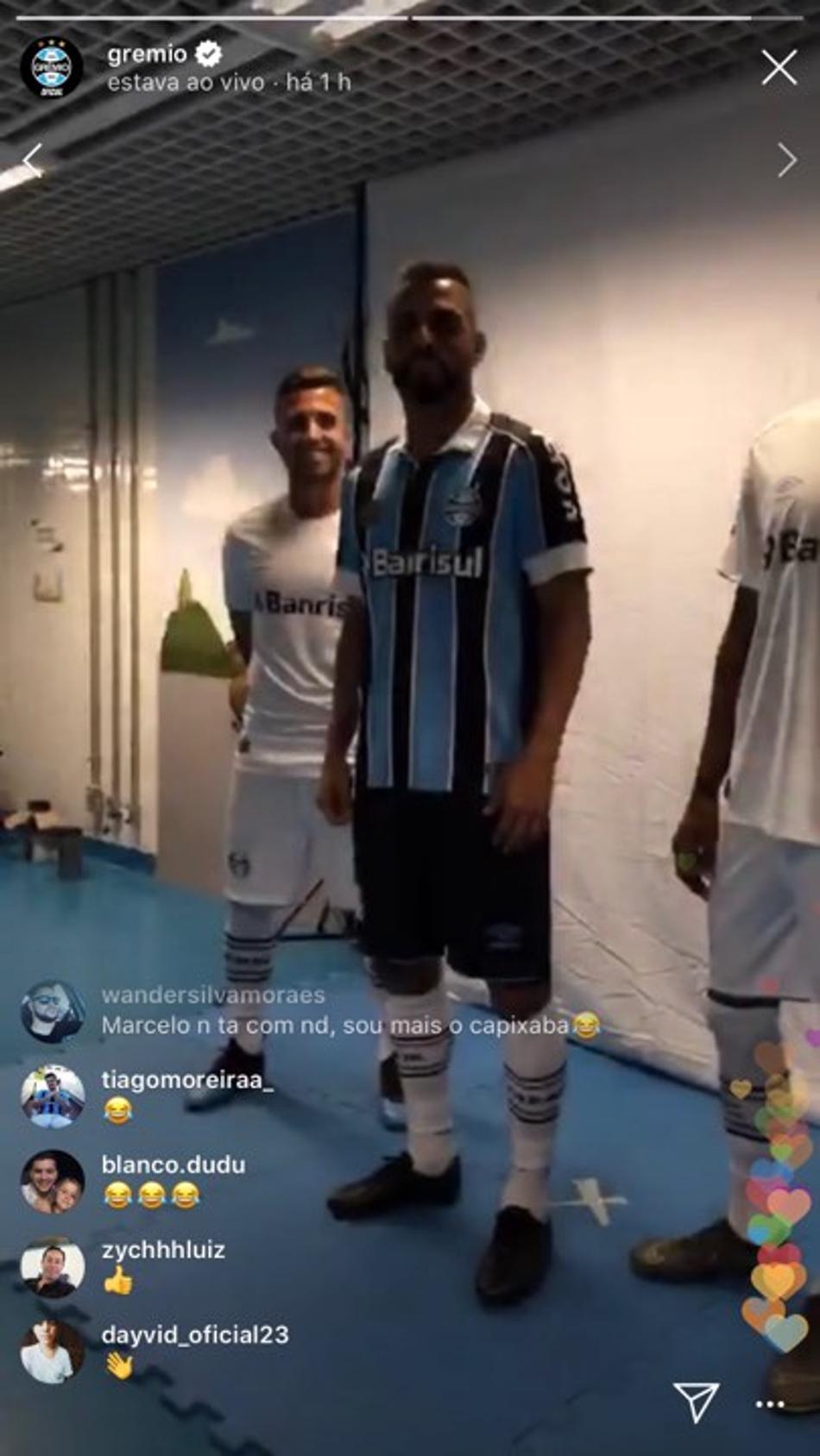 Em transmissão ao vivo, lateral mostra novos uniformes 1 e 2 do Grêmio