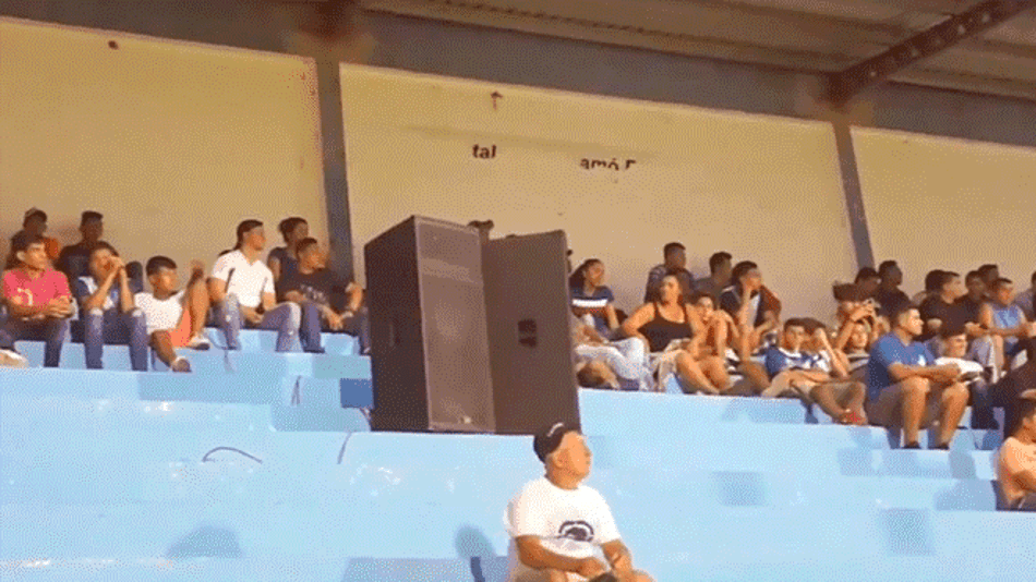 Torcedores não comparecem em estádio e clube salvadorenho improvisa; Entenda