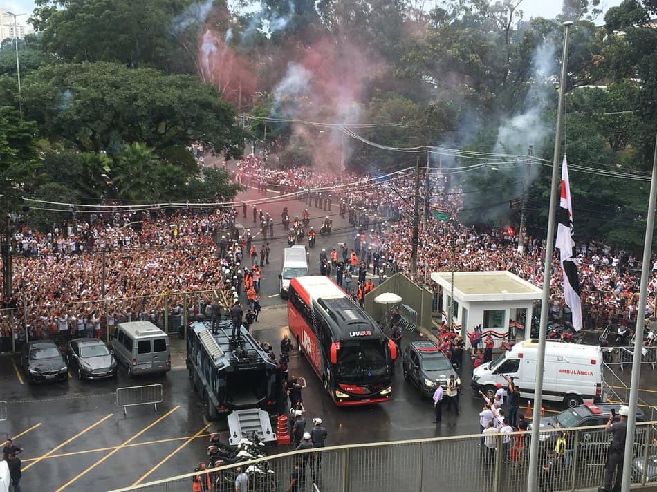 Chegada dos times tem só vaias para o Corinthians e mar de gente tricolor