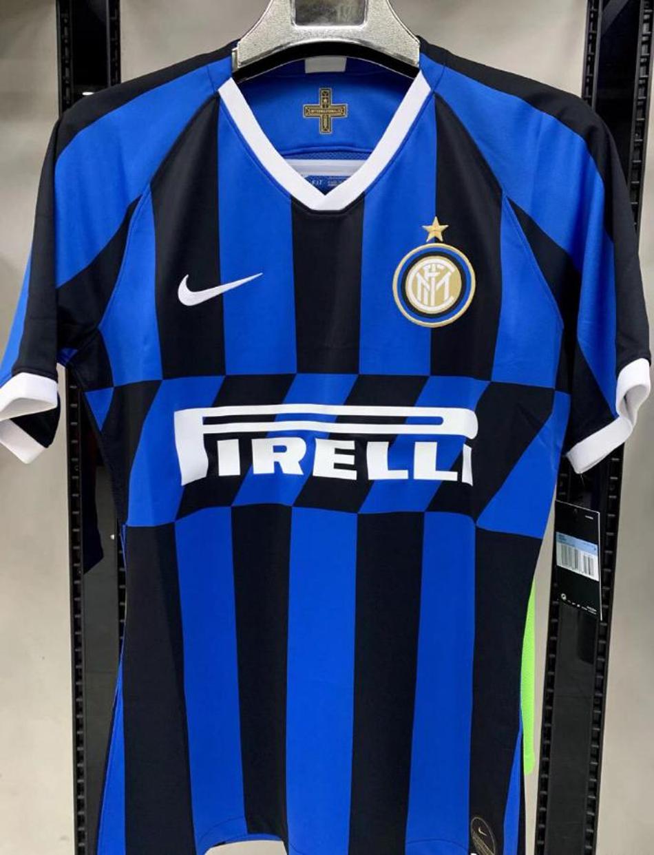 Nova camisa 2 da Inter de Milão, que mistura estilos de faixas, tem foto vazada
