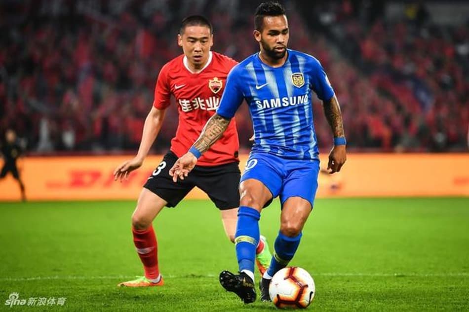 Com bom início, Alex Teixeira desponta como artilheiro na China