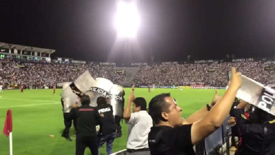 Expulso em clássico, técnico do Universitario sai sob proteção policial