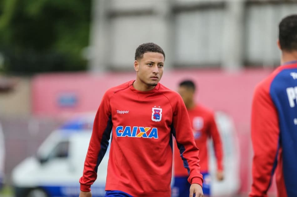 Paraná vende revelação da categoria de base
