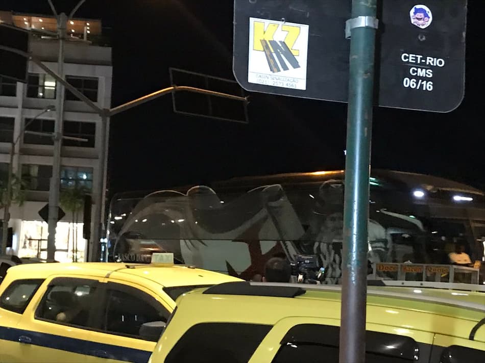 Delegação dribla torcedores em embarque antes da Copa do Brasil