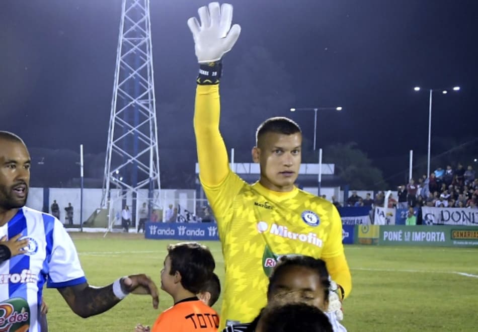 Goleiro uruguaio resolve provocar rival em rede social e leva a pior