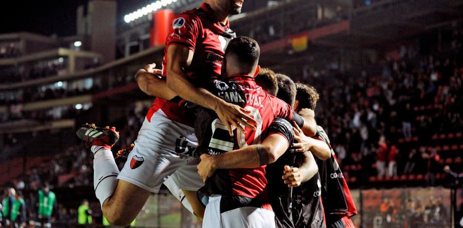 Colón vence Municipal com facilidade para seguir na Sul-Americana